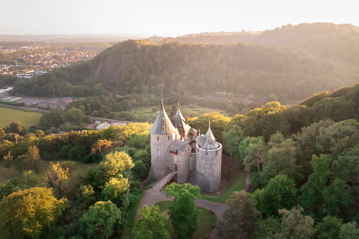 walesdotcom's tweet image. 🏰 Castles, castles, everywhere. Some have been lived in continuously for a thousand years, some are romantic ruins, and others have disappeared, leaving whispers of our long lost past.

🔍 Can you guess how many castles there are in Wales? 

#TriviaTuesday #CwisCymru