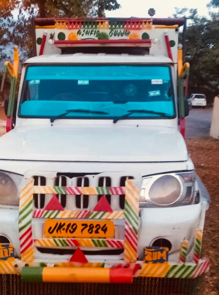 Jammu Police rescued 4 bovines and seized a Mahindra Bolero (JK19-7824) in Jhajjar Kotli under Operation Kamdhenu. The driver fled the scene. FIR No.133/2024 U/S 188 IPC 11 PCA Act registered. Public praises police efforts against smuggling! #OperationKamdhenu #PublicSafety