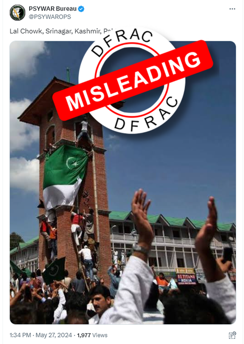 ۱؍۳ دعویٰ:
سوشل میڈیا پلیٹ فارم @X پر پاکستانی اکاؤنٹ نے ایک تصویر شیئر کرتے ہوئے لکھا،’لال چوک، سری نگر کشمیر‘۔ 

اس تصویر میں متعدد افراد، #Lalchowk گھنٹہ گھر پر #Pakistani پرچم آویزاں کرتے ہوئے نظر آ رہے ہیں۔