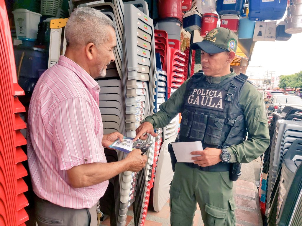 🚔📷@GaulaPolicia en #Valledupar adelanta campaña contra la extorsión bajo la modalidad de 'Falso Servicio' en el sector de comercio vehicular conocido como el 'boliche'📷📷📷📷 dando a conocer los diferentes escenarios de este delito. 📷#Línea165📷 #YoNoPagoYoDenuncio📷 👮🏻‍♀️☎️✅