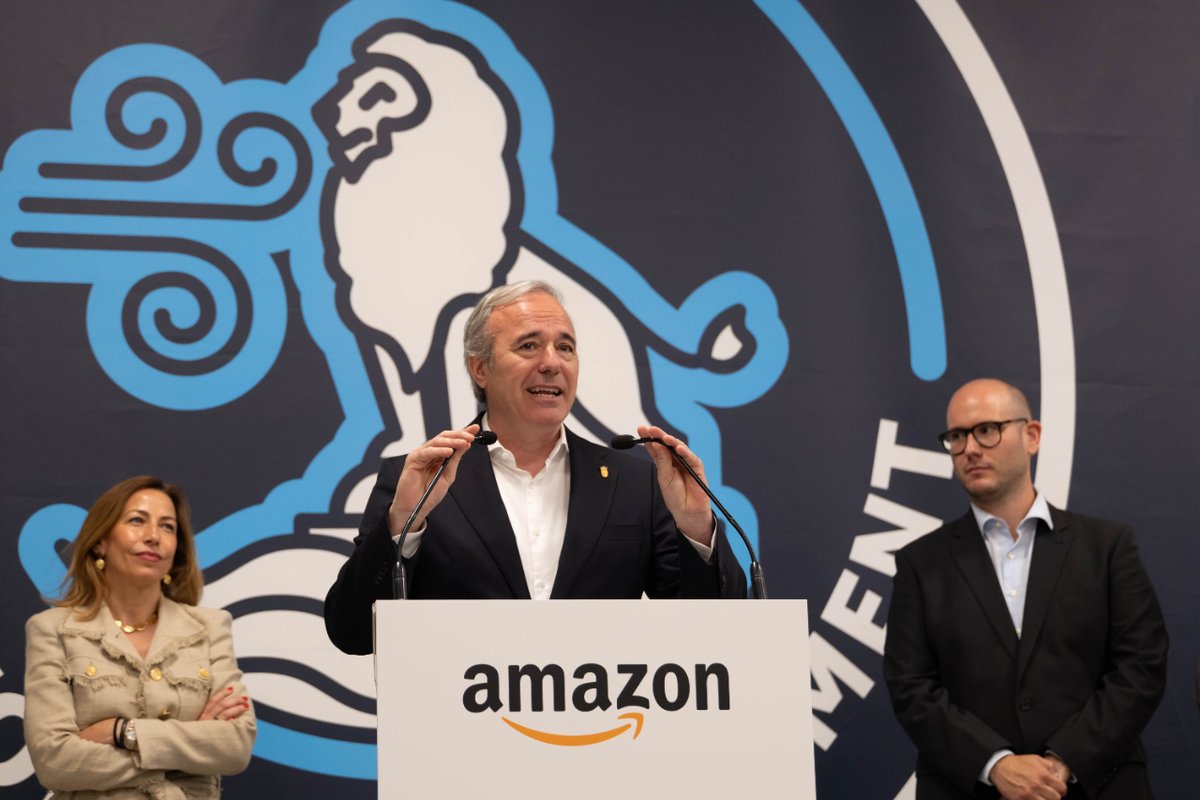 🗣️ @Jorge_Azcon celebra que @AmazonNewsES haya “superado todas sus expectativas en producción y puestos de trabajo” en su Centro Logístico de Zaragoza. 📦 Un año después de su implantación en PLAZA, el centro ya cuenta con más de 800 trabajadores. ℹ️ tinyurl.com/3hj5zubd