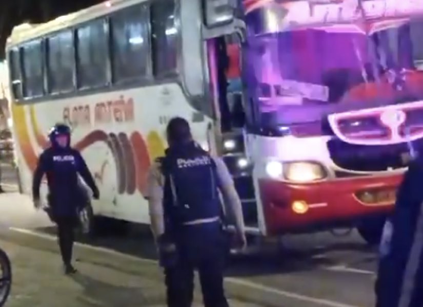 #Seguridad | Ecuador en las últimas 12 horas:

• Momentos de incertidumbre vivieron los usuarios de un bus de transporte intercantonal en Ibarra, #Imbabura.

• En #Cuenca delincuentes robaron este vehículo Suzuki, de placa LBP-560. Ocurrió por el sector del parque Huagrahuma.