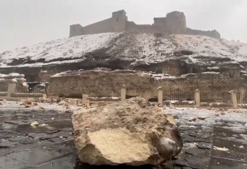 O Castelo de Gaziantep sofreu fortíssimos danos durante os terremotos de fevereiro de 2023, e a camisa serviu como uma forma de homenagem 

Conhecia essa @ubiraleal ?