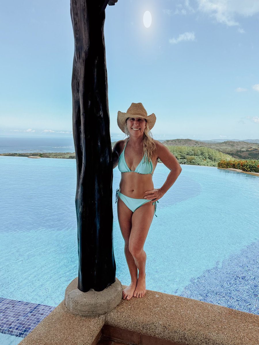 Note in this error level analysis how the water/ground is mostly uniform, her head and hat is mostly uniform. But her 'body' isn't. It appears the pole and her 'body' was retouched, as well as the sky background. This is a digitally altered image.
#bleachblondebadbuiltbutchbody