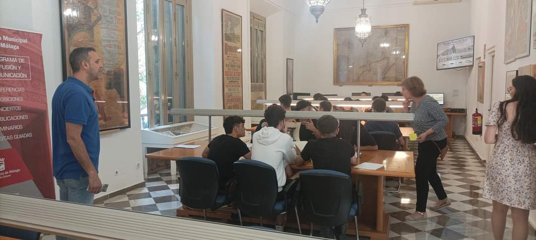 Nos encanta recibir, en nuestra Sala de Lectura a nuevas generaciones de estudiantes que realizan su primera incursión en el mundo de los archivos Ayer tuvimos la suerte de compartir una mañana muy provechosa con los alumnos del Colegio Santísima Trinidad #graciasporvisitarnos