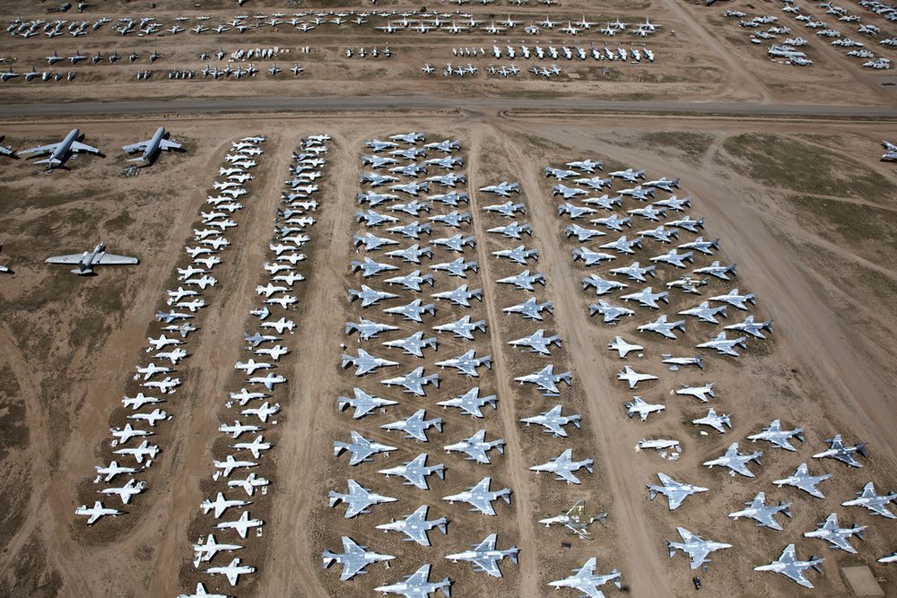 W Tucson w stanie Arizona znajduje się niesamowite miejsce - największe cmentarzysko samolotów należących do amerykańskiej armii. 
Dobrze że Polacy o tym nie wiedzą 😂😂