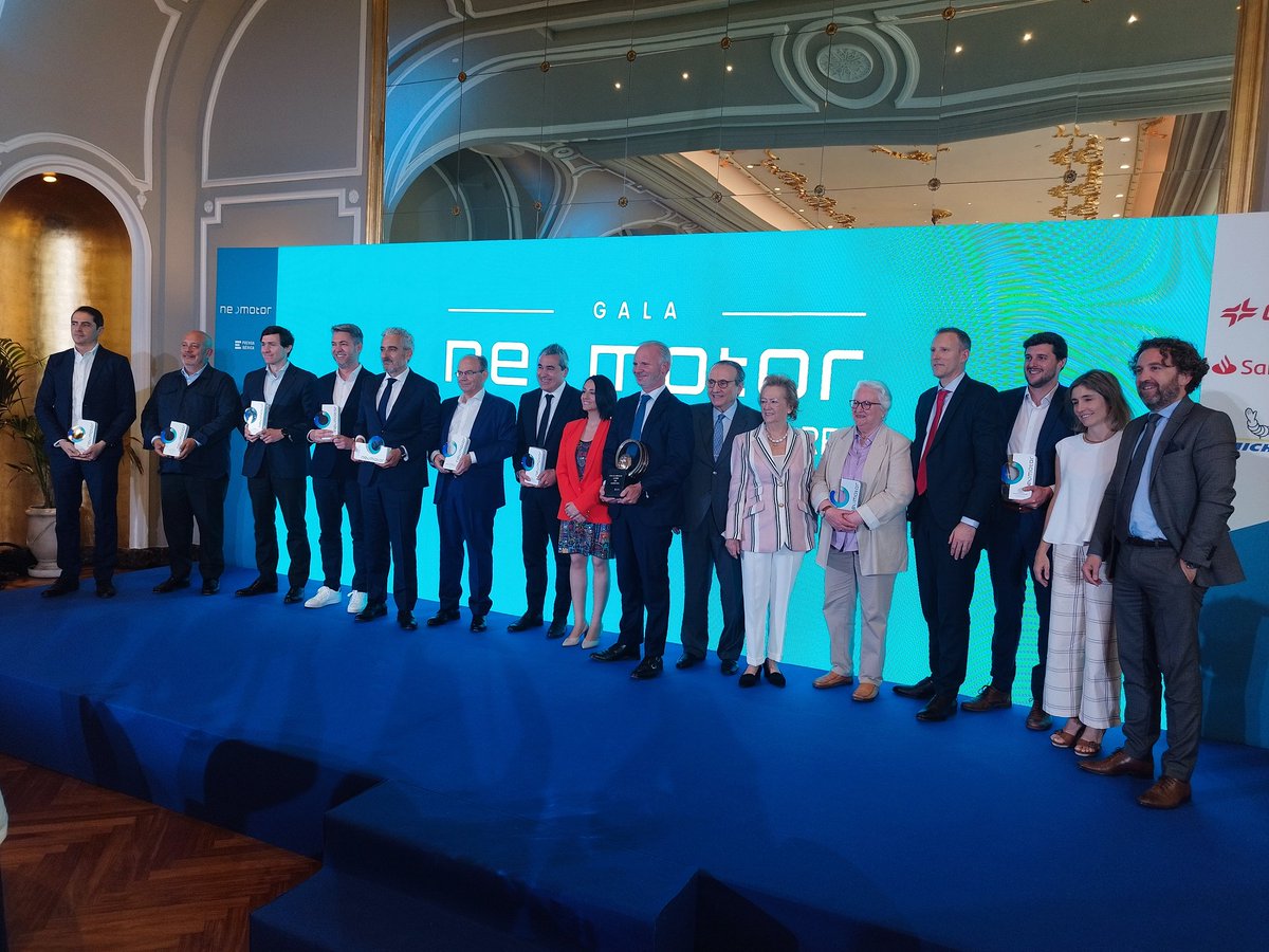<a href="/Cepsa/">XXXXXXXX</a> <a href="/santander_es/">Santander España</a> <a href="/Michelin/">Michelin</a> <a href="/AdrienCastagnie/">Acastagnie</a> <a href="/SuzukiIberica/">Suzuki Ibérica</a> <a href="/JuanLopezFrade/">Juan López Frade</a> <a href="/IvecoES/">IVECO España</a> <a href="/astaramove/">Astara Move</a> <a href="/elperiodico/">El Periódico</a> <a href="/Toyota_Esp/">Toyota España</a> <a href="/BYDCompany/">BYD</a> <a href="/StellantisES/">Stellantis España</a> <a href="/renault_esp/">Renault España</a> <a href="/Mejorcoche_es/">Coche del Año</a> <a href="/HyundaiEsp/">Hyundai España</a> <a href="/PrensaIberica/">Prensa Ibérica</a> <a href="/Rebeca_Torro/">Rebeca Torró/❤️</a> 📸 Javier Moll y Arantza Sarasola en la foto de grupo de la #GalaNeomotor de <a href="/PrensaIberica/">Prensa Ibérica</a>. Los premiados han sido <a href="/HyundaiEsp/">Hyundai España</a>, @IvecoEs, <a href="/renault_esp/">Renault España</a>, <a href="/StellantisES/">Stellantis España</a>, <a href="/BYDCompany/">BYD</a>, <a href="/SuzukiIberica/">Suzuki Ibérica</a>, <a href="/astaramove/">Astara Move</a>, <a href="/Toyota_Esp/">Toyota España</a> y ChargeGuru