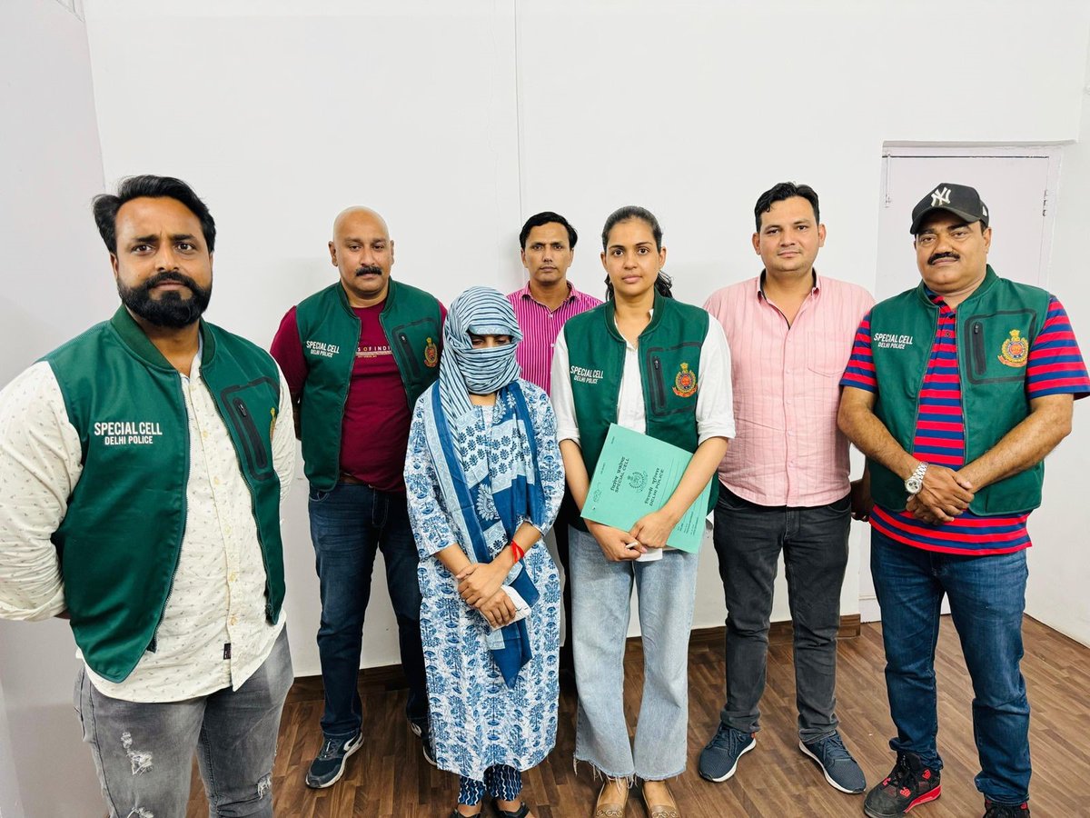 Special Cell (SR) has arrested Kaili Tanwar, a lady member of Deepak Agrola-Karambir Kala Gang (Gogi Gang).

Wanted in a Murder Case in Gaziabad, UP and carrying a reward of ₹ 25,000/-.

Girlfriend of Gangster Madan Bainsla who is in jail in same case.

<a href="/LtGovDelhi/">LG Delhi</a>
<a href="/Delhipolice/">Delhi Police</a>