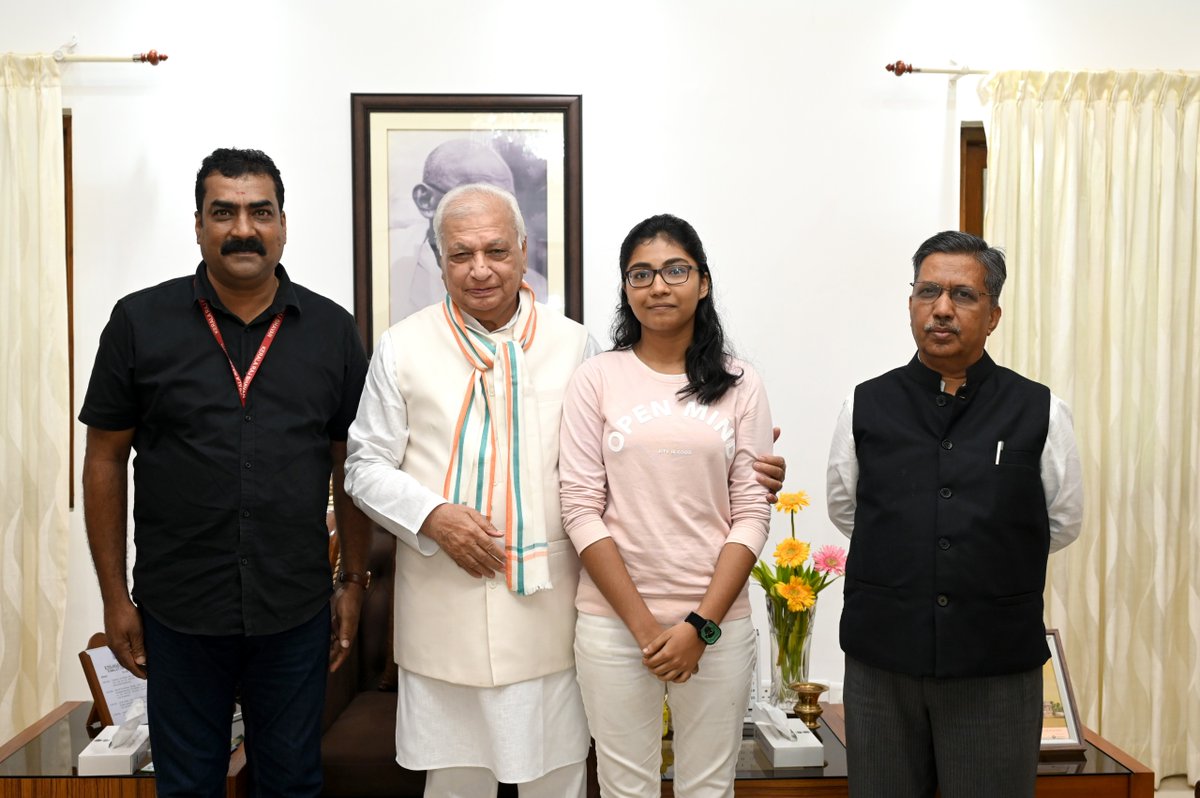 Hon’ble Governor Shri Arif Mohammed Khan felicitated Kum. Diya Gopan, D/o. Shri Gopakumar K.G., for securing high marks in the 10th Std. ICSE Examination:PRO,KeralaRajbhavan.