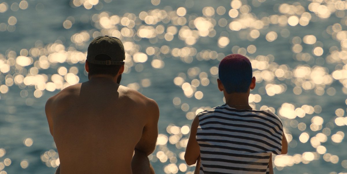 O longa segue os melhores amigos Demos e Nikitas, que - enquanto estão na praia queer de Athenas - consideram transformar um verão recente em um roteiro para o longa de estreia de Nikitas.🎥🏳️‍🌈🇬🇷

#nossoveraodariaumfilme #thesummerwithcarmen #zachariasmavroeidis #labiennale