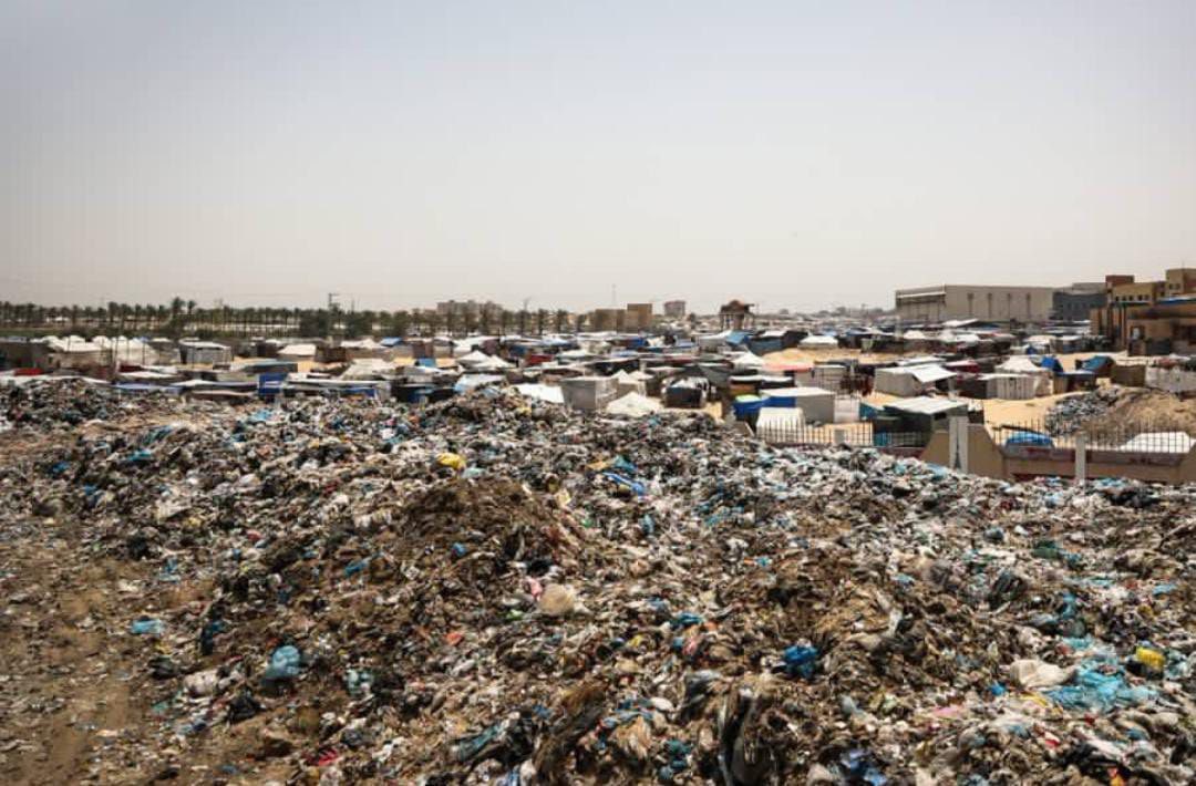 The severe garbage accumulation in Gaza signals an urgent environmental crisis, worsening critical health issues like hepatitis and gastrointestinal diseases. Immediate global intervention is needed.

In #Gaza, if Israeli missiles don't kill you, pollution and diseases will.