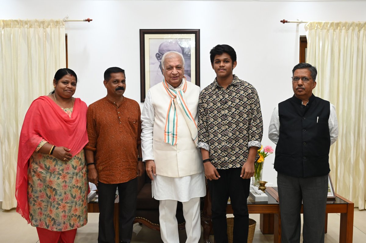 Hon’ble Governor Shri Arif Mohammed Khan felicitated Master Advaith H., S/o. Shri Harshan, for securing high marks in the 10th Std. CBSE Examination:PRO,KeralaRajbhavan.