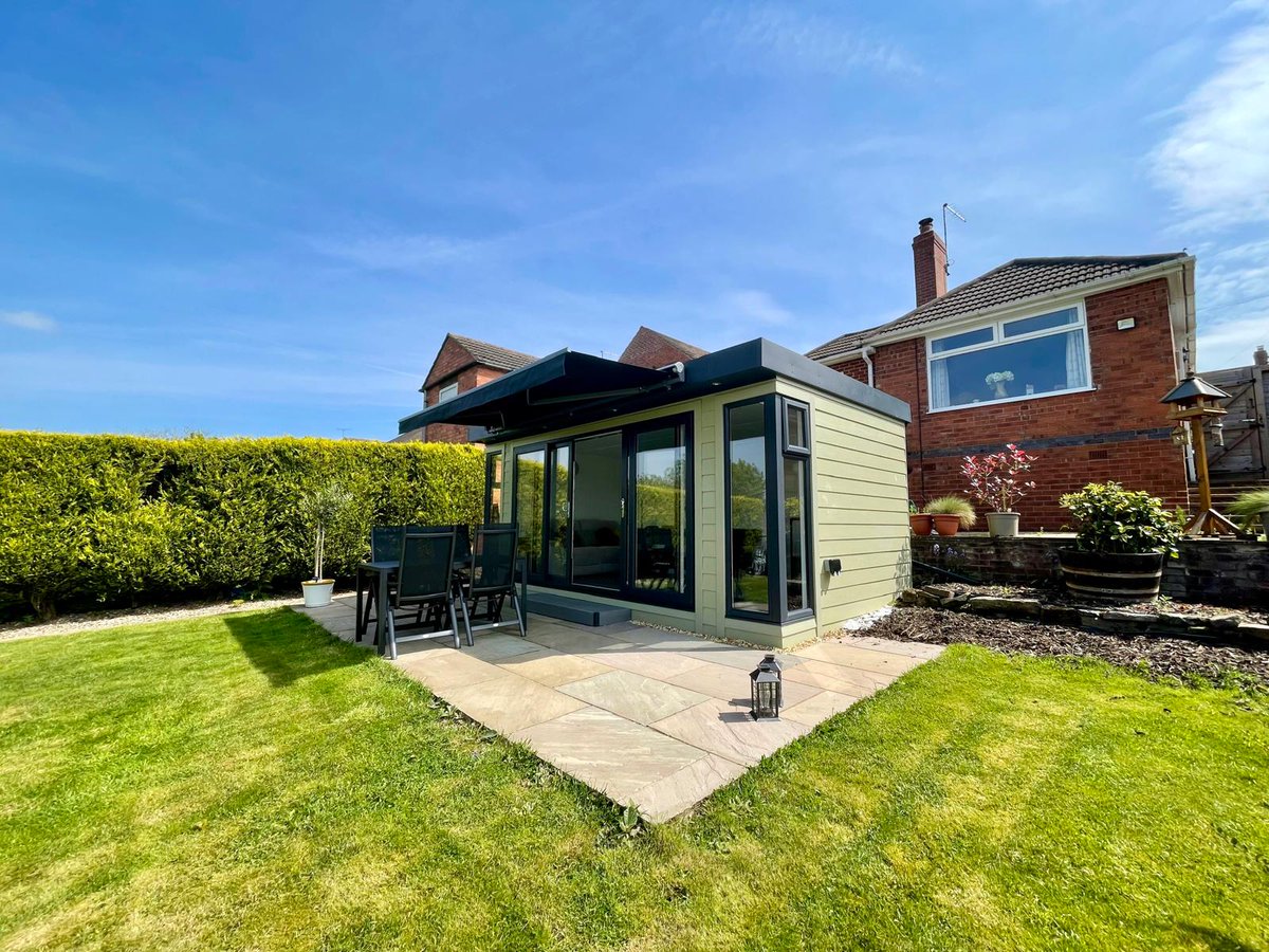 Our client in #Belper, #Derbyshire choose a garden room over an extension. Find out why. 

youtube.com/watch?v=Oer6pI…

#eastmidsheadsup
@MadeinBritainGB
@madeinthemids
#sbs #compositegardenroom