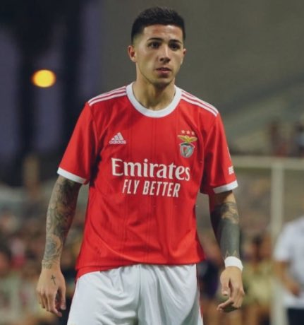 Da Argentina diretamente para o Algarve.

Sem fazer um único treino com a equipa.. camisola larga, metade dentro dos calções e faz aquela exibição.

Quem viu, sabe.