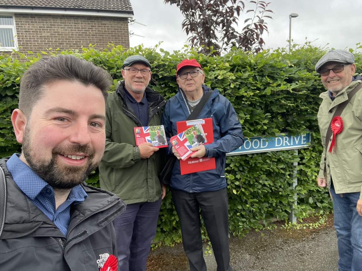 Rainy morning out in Penwortham for @SRLabourLeader with Mick and the Chorley team.

Plenty of switchers to Labour 🌹