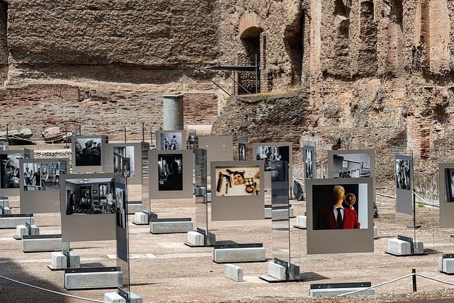 📌Narcissus. Photography in the mirror, Baths of Caracalla, until 3 November. 🔎The theme of the double, eternalised by the myth of Narcissus, through 78 shots by 35 masters of the 20th century. 📸F. Caricchia per Soprintendenza Speciale di Roma #VisitRome @museitaliani