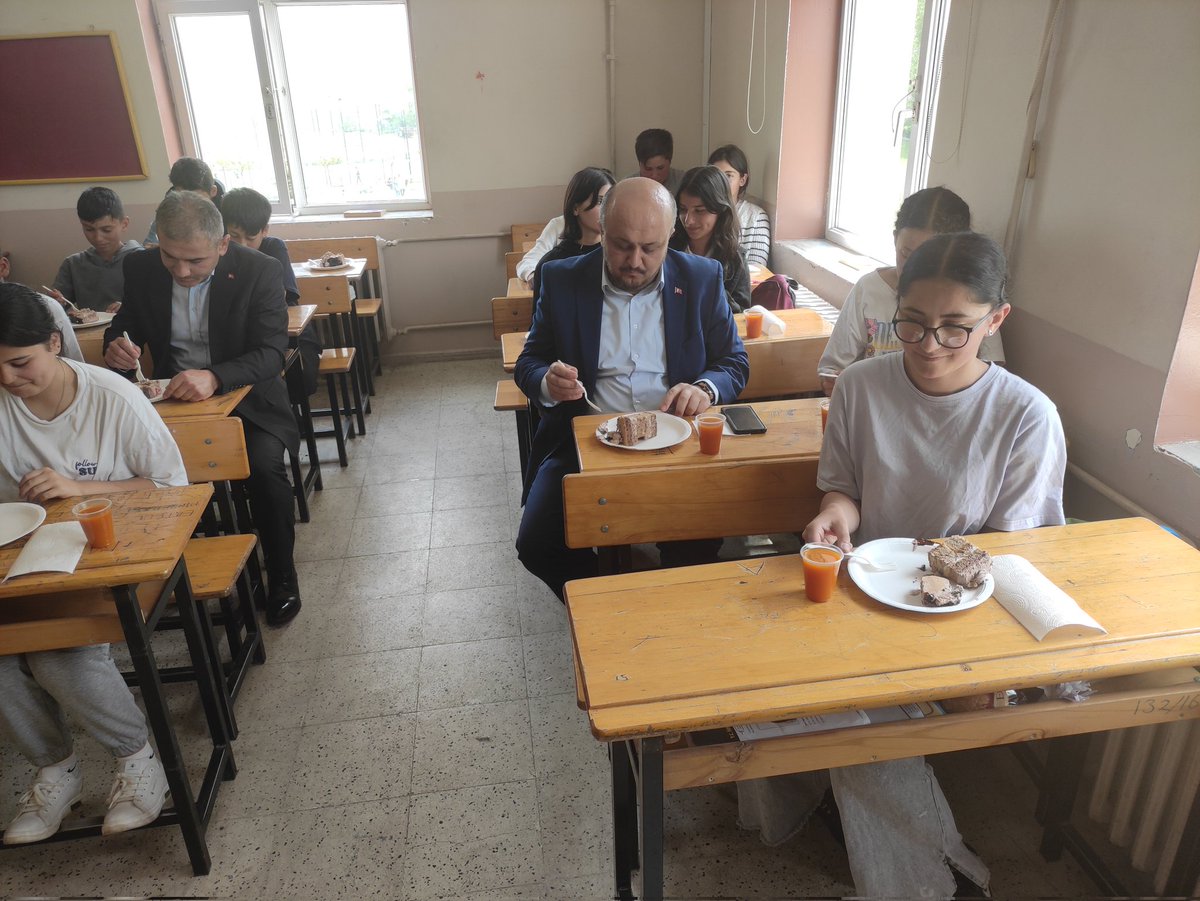 AltinyaylaMem58's tweet photo. 2 Haziran 2024 Pazar günü  LGS'ye girecek olan Şehit Hasan Subaşı Kürkçüyurt Ortaokulu 8. Sınıf Öğrencilerimiz ile İlçe Milli Eğitim Müdürümüz Sayın Öner ARAZ ve İlçe Müftümüz Sayın Mehmet Zahid İÇLİ pasta keserek öğrencilerimize başarılar dilediler.
@sivasmem 
@necatiyener_ https://t.co/FrP3PkbDCB