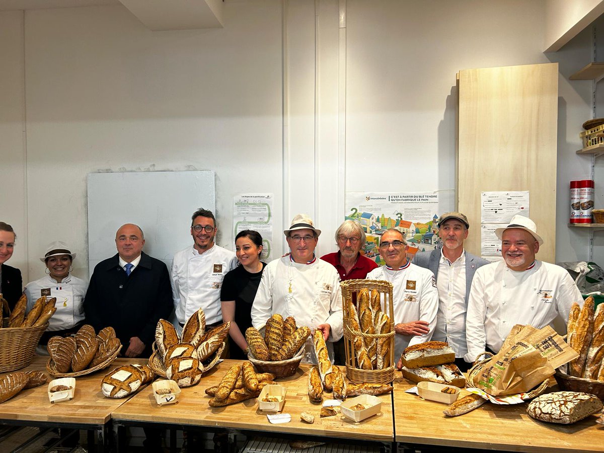 1ères fournées « pain nutrition », en présence de Dominique Anract, président de la @cnbpf et de @PrudhommeLoic, Député, 3ème circonscription de la Gironde - Secrétaire de la Commission du développement durable et de l'aménagement du territoire Création à venir d'une appellation