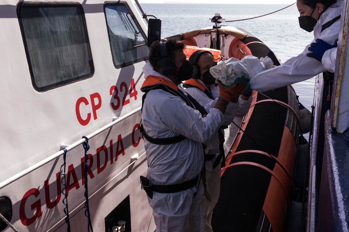 soshumanity_en's tweet photo. [TRIGGER WARNING: Death]🔴Breaking: This morning, a mother and her 3-year-old, rescued from distress at sea by our crew, were evacuated to #Lampedusa by the Italian Coast Guard. Also evacuated: the body of the mother’s baby, who was dead by the time our rescue team arrived. 1/3 https://t.co/lL193HSodv