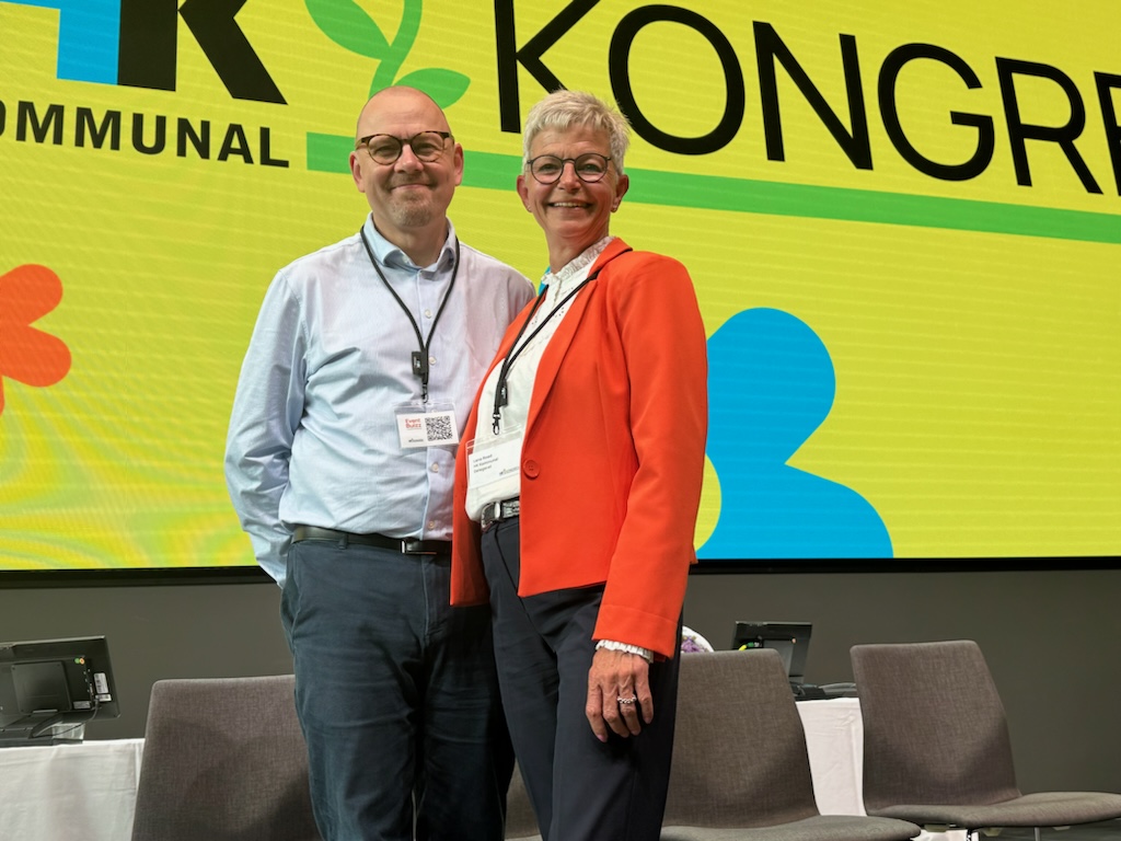 hkkommunal's tweet photo. Nyt makkerpar i spidsen for @hkkommunal - @lene_roed (60) er genvalgt som formand, mens fællestillidsrepræsentant Kasper Ejlertsen (49), Odense, er ny næstformand for 44.000 HK'ere i @kommunerne og @regionerne #kommunalkongres2024 #kompoldk #sundhed #arbejde https://t.co/oY6aPnWs8C