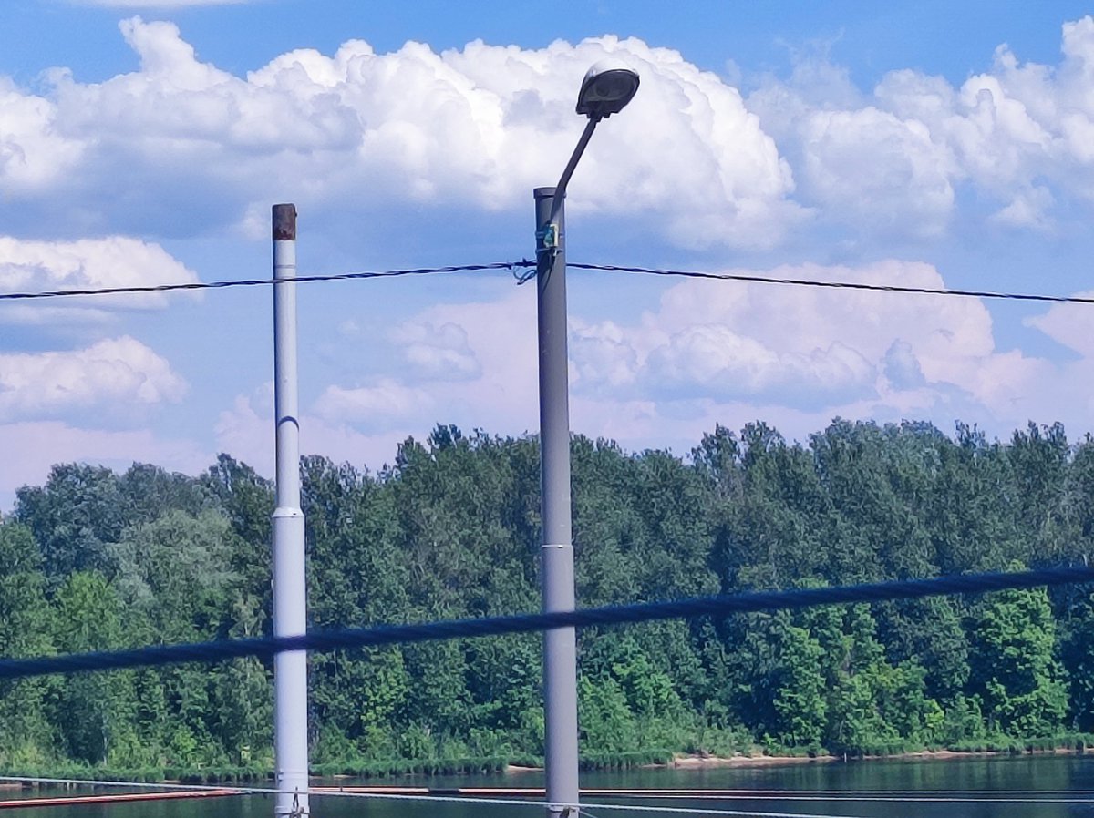 Ineta__'s tweet image. Rīgas stils: Mūkusalas promenāde blakus vecajiem lampu stabiem tika uzstādīti ganrīz identiski jauni, lai uzstādītu tās pašas vecās lampas, turklāt ar vadu " ritentiņiem" , kādu vecajām nebija. Varbūt @GavarsV , @VilnisKirsis @RigasDome to spēj pamatot.