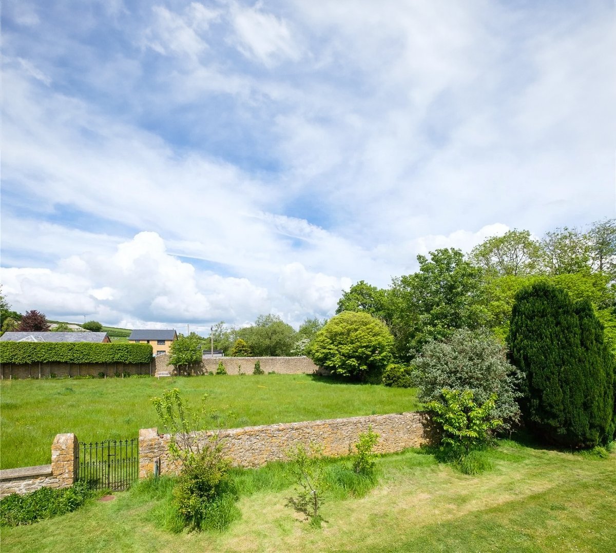 This 5-bedroom #familyhome is on the northern edge of the thriving village of Bradpole. A perfect blend of old & new, with a stunning an open-plan kitchen. Outside is a walled kitchen garden, large lawn & paddock. Close to #Bridport. - @Stacks_Dorset

New with @JacksonStops