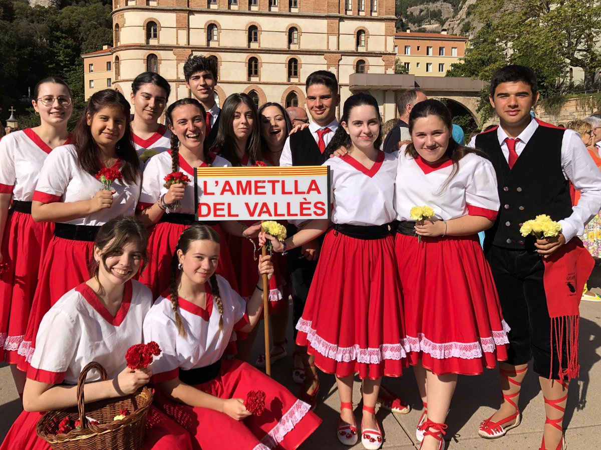 gitaneslametlla's tweet photo. Els joves de l’Ametlla en la Trobada de l’Agrupació a Montserrat 🥳 Contents de ser-hi un any més!

Dia de gaudir ballant, compartir moments, fer poble i divertir-se ♥️

Gràcies a l’@AjAmetllaValles per la col·laboració 🤝🏻

#gitaneslametlla2024 #balldegitanes https://t.co/C0Ygby6eTM