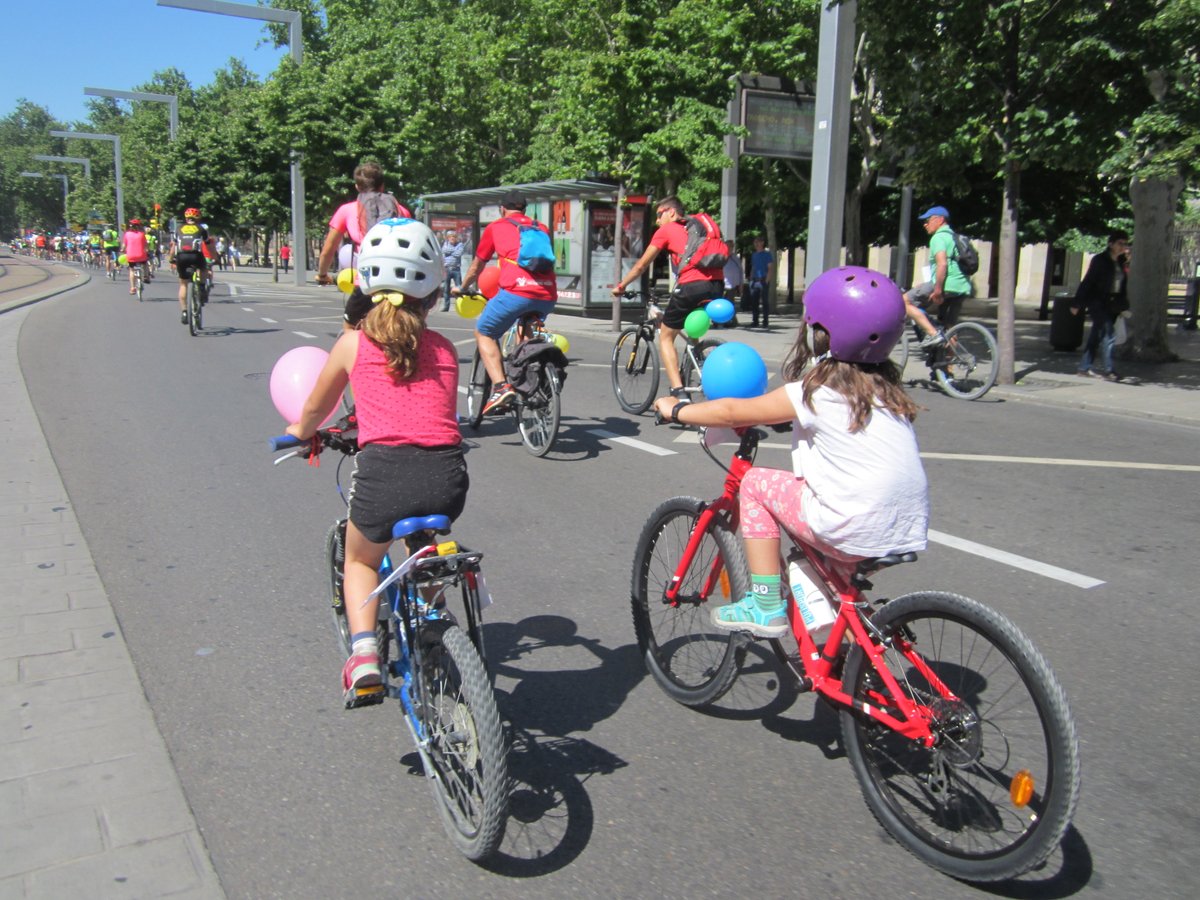 Vuelve la #Bicicletada, una cita festiva en la que los peques toman las calles en #bicicleta. 2JUN, 10:30h en la Plaza del Pilar, junto a la bola del mundo. Recorrido de 8,5 km por las calles de Zaragoza. Ven desde tu barrio sumándote a una columna. Info > zaragoza.es/sede/portal/me…