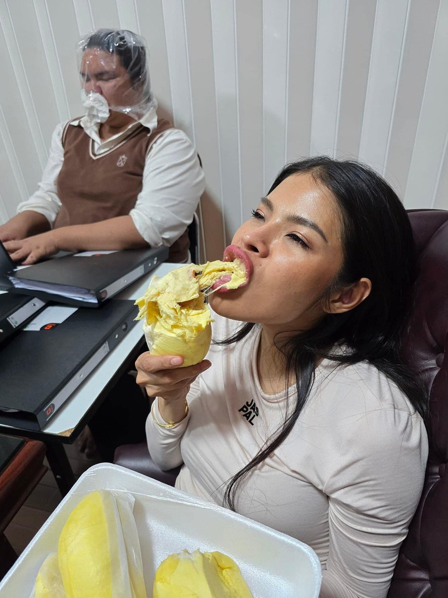 คนหนึ่งสุข อีกคนหนึ่งทุกข์ ข้างหลังภาพ