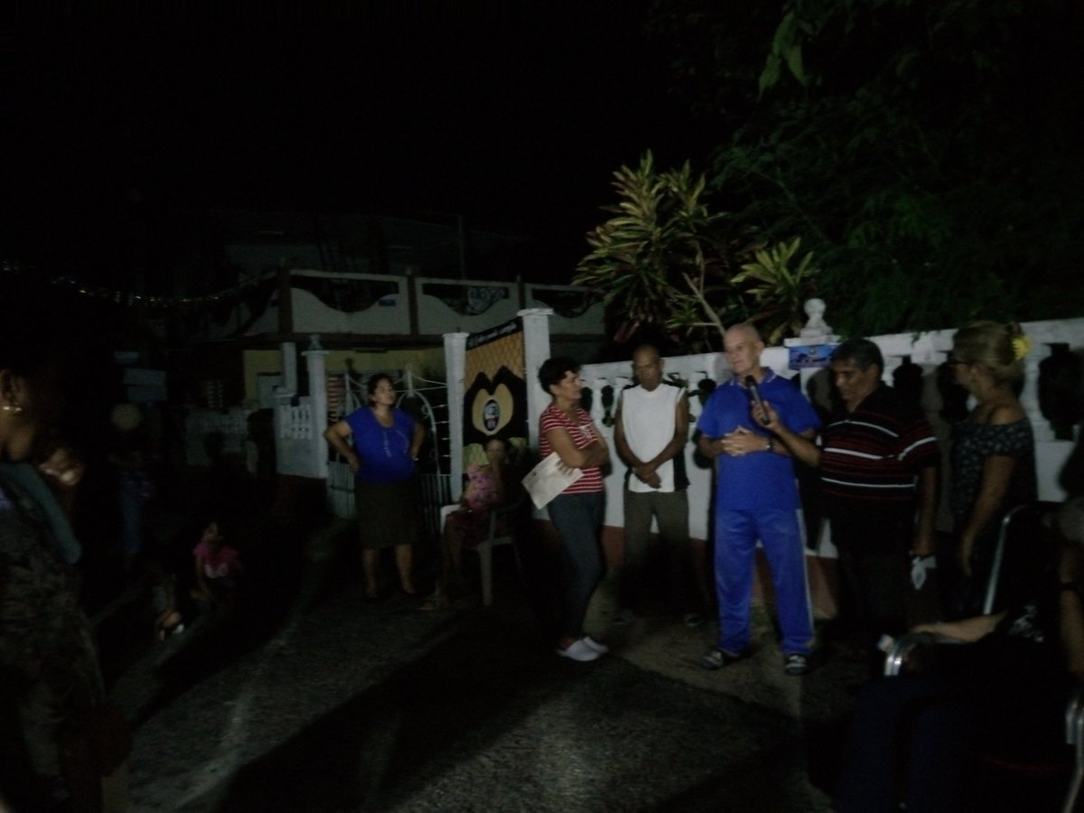#Cuba. En la Zona 106 del barrio Peñas Altas en Matanzas no importó el apagón,  los #CDRCuba junto a los vecinos debatieron sobre la necesidad de combatir las drogas y formar a los jóvenes cederistas.