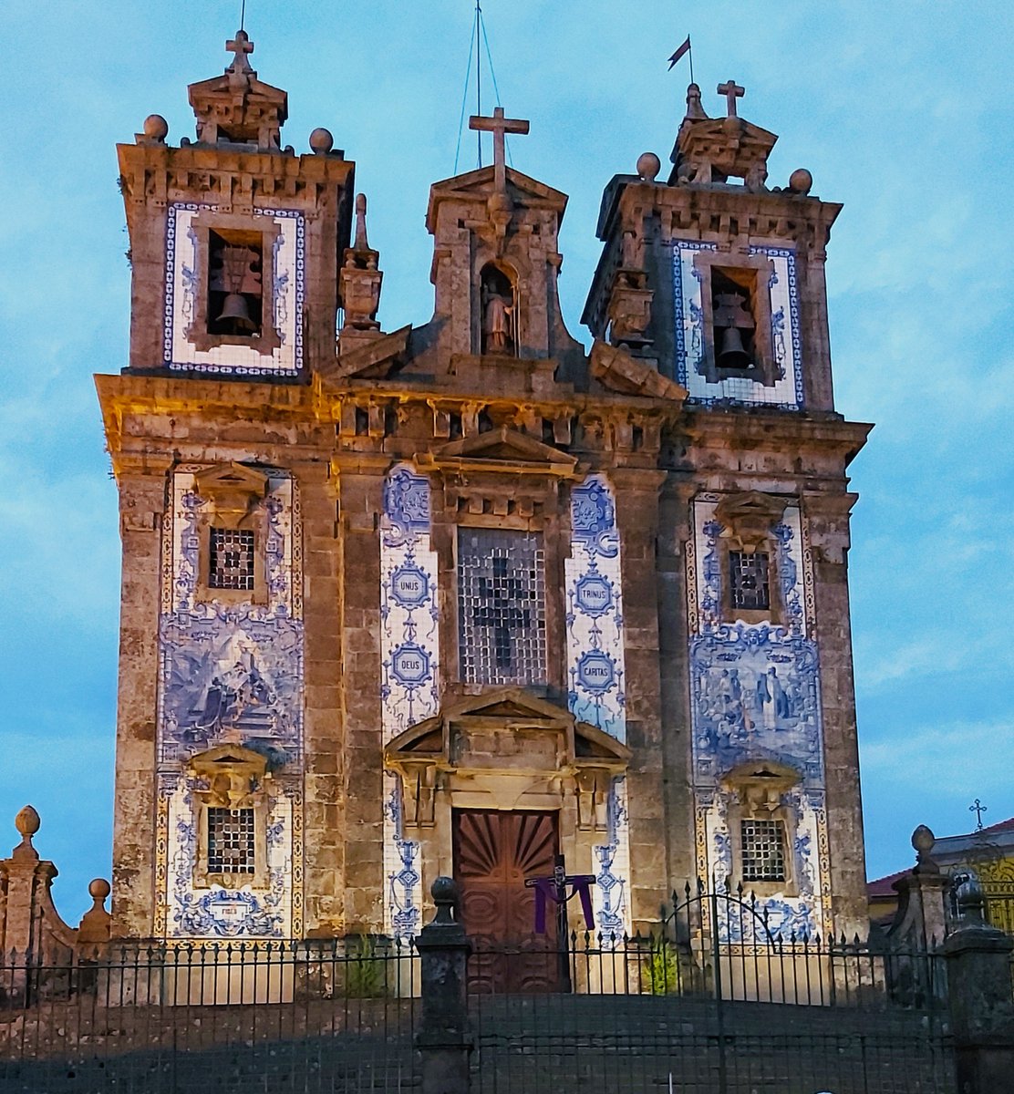 Church of San Ildefonso (Porto, Portugal), jewel of the baroque and its façade decorated with thousands of tiles. 📸 2023.03.07 18:42 #TilesOnTuesday