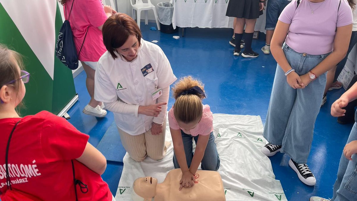 🔔El Hospital Alto Guadalquivir participa en la VI Semana de las Ciencias de #Andújar 🩺Profesionales del centro han realizado talleres de soporte vital básico, inmovilización de miembros y prevención de riesgo cardiovascular.