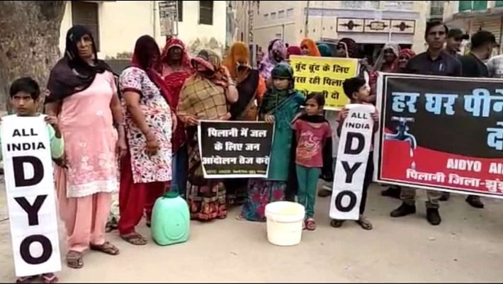 AidyoP's tweet photo. Continuous movement by #AIDYO #AIKKMS and #SUCI to bring water in pilani.
People are coming out of their homes for the survival.
Join us.
@Amarjeet_AIDYO @AIDYOwb @dhruv_rathee @BDUTT @ravishndtv @ppbajpai https://t.co/nJ3BRNVDrN
