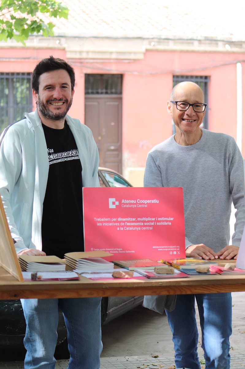 CoopCatCentral's tweet photo. A l'Ateneu Cooperatiu col·laborem en l'organització de la @festadelriu , divendres vam portar a terme la xerrada inaugural i dissabte vam ser presents a la #mostradentitats
🪡Contentes de seguir teixint xarxa per l'economia social i solidària a la Catalunya Central!!
#ESS https://t.co/kCQ7LIhDqB