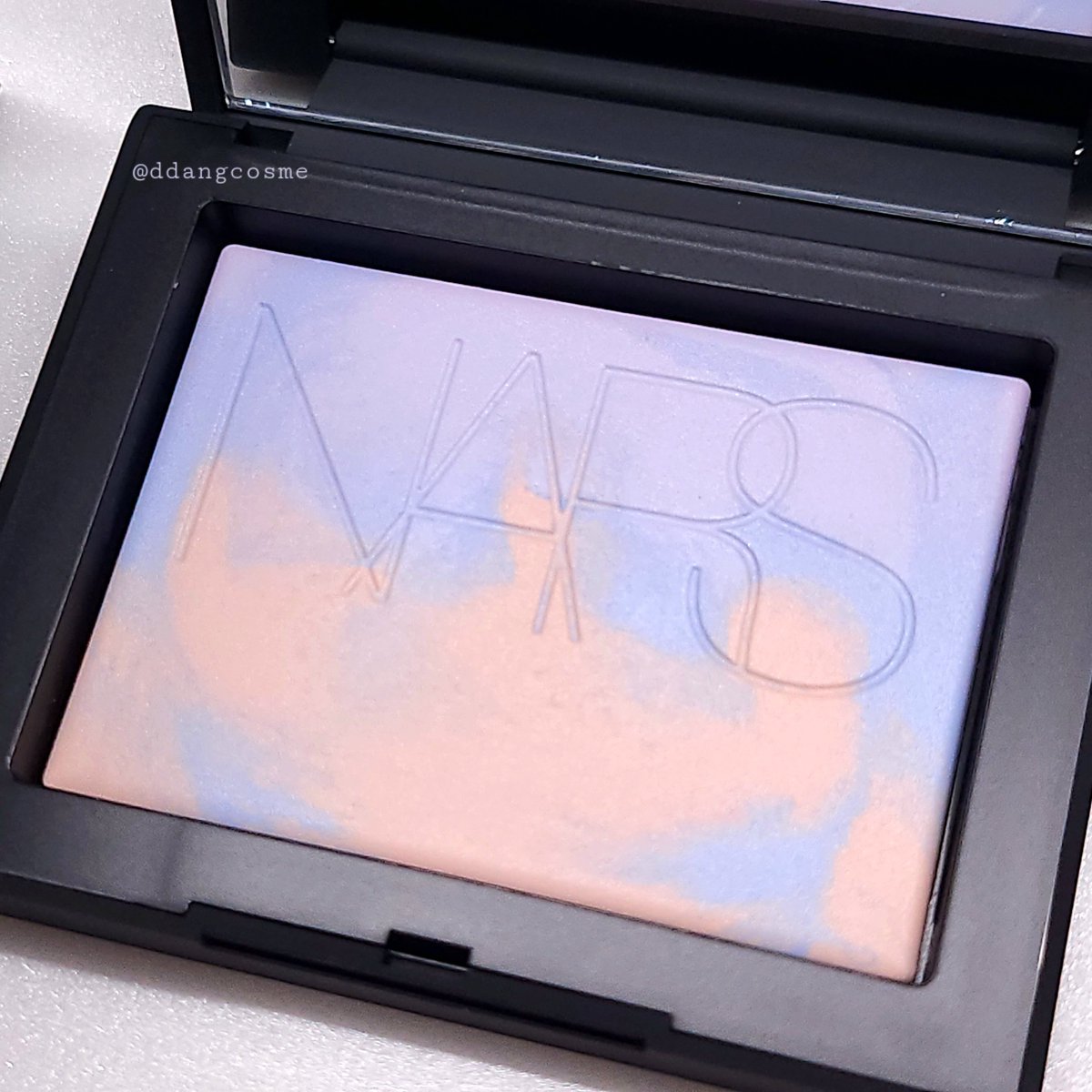 나스 라이트 리플렉팅 프리즈마틱 파우더 - 인터스텔라(Interstellar) 리플렉팅 파우더 라인답게 은은한 쉬머펄이 포함되어있지만,  막상 얼굴에 올려보면 펄이 거의 느껴지지 않아요. 마찬가지로 정말 얇게 발리면서 유분만 싹 잡아주는 느낌이 매력적인데,