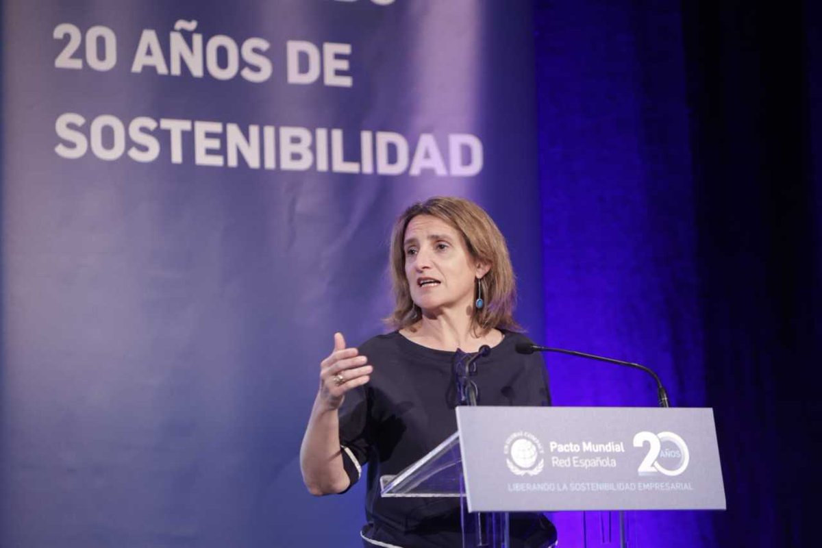 «Tenemos grandes desafíos por delante → Descarbonización → Frenar pérdida de biodiversidad → Reducir los contaminantes → Modos de convivencia en paz» 🔹 VP @TeresaRibera en #20AñosdePacto de sostenibilidad organizado por @PactoMundial