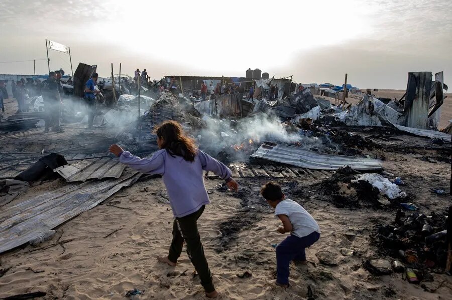 Desgarradoras imágenes del genocidio de #IsraelIsATerroristState‌ en #Rafah. #Cuba condenó enérgicamente este acto inhumano.