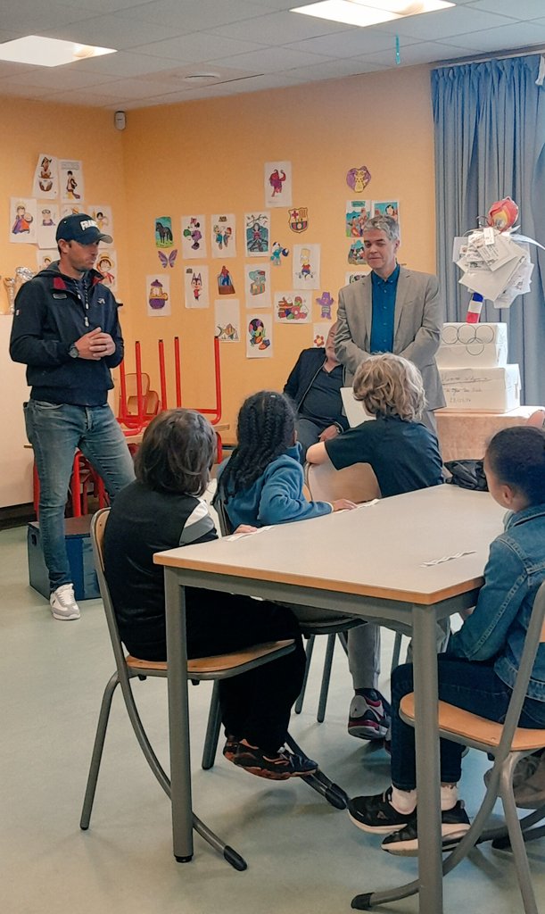 1h30 d'interview et séance photo conçue et présentée par les élèves de Glos. Un accueil enrichissant du cavalier de concours complet en pleine préparation des JO. Merci Sébastien Cavaillon
<a href="/NouetSeverine/">CPD EPS Eure</a> @BernayErun