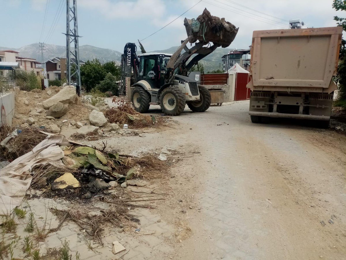 Belediyemize bağlı Temizlik İşleri Müdürlüğü, Defne'nin her bir yanında çalışmalarını sürdürüyor.