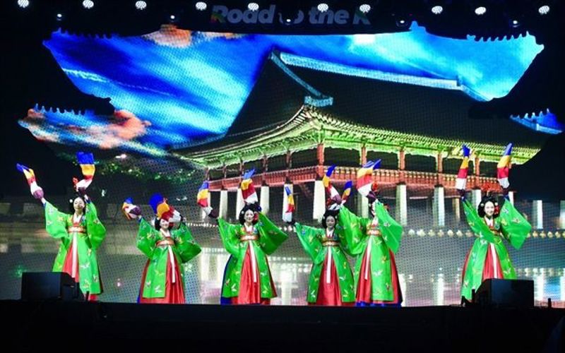 #SouthKorean festival goes vibrant in #Vietnam led by famous V-pop and #Kpop stars