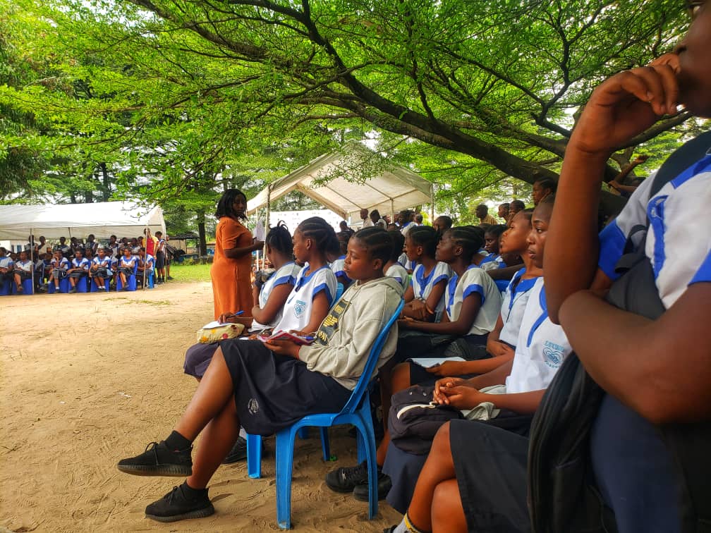 #MHDay2024 
#Makokiyamwasi
Sensibilisation sur la gestion de l'hygiène menstruelle aux des élèves du lycée tobongisa ce mardi 28 mai à Kinshasa 
@IpasRDC
@YouthSprint