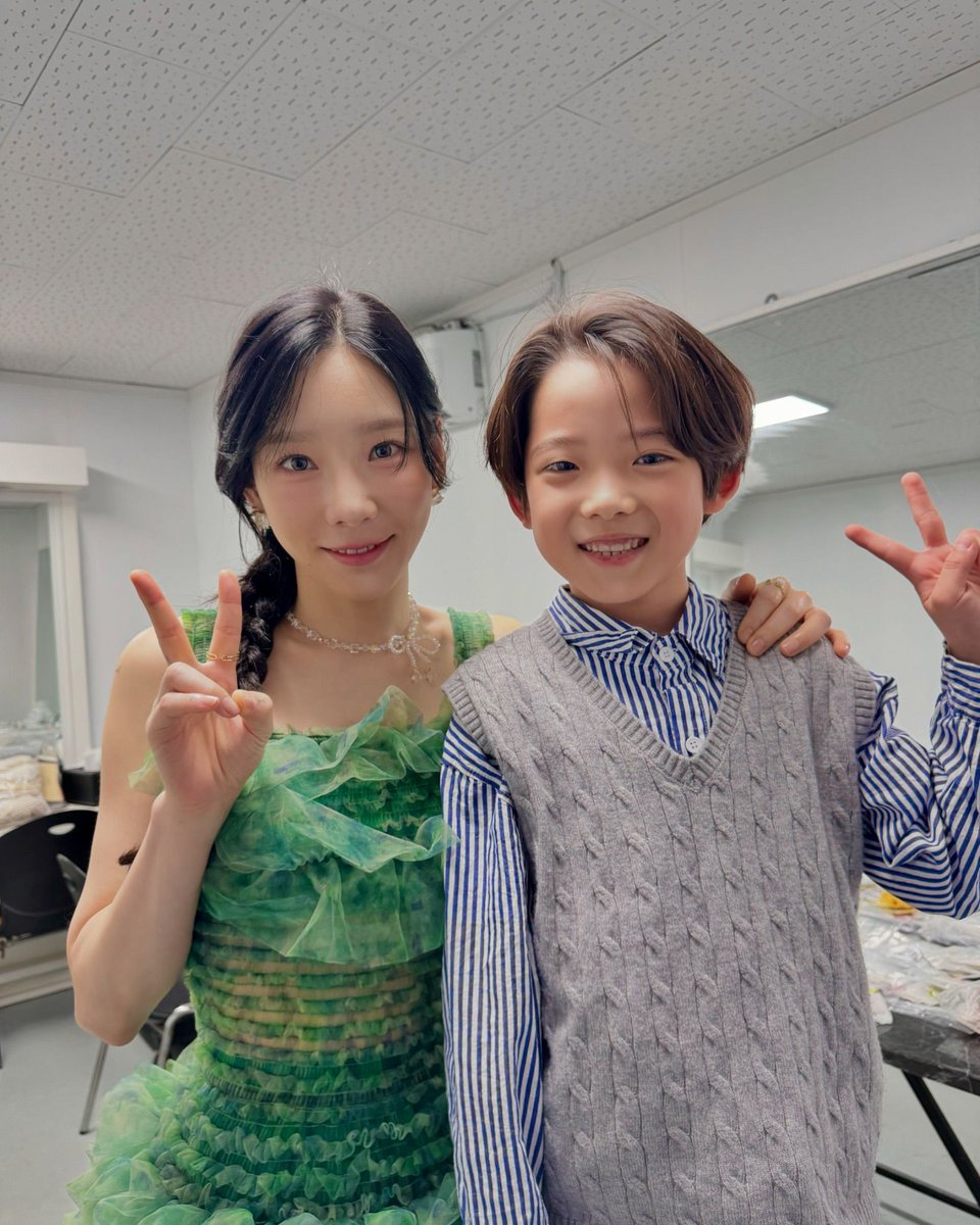 240528 Taeyeon with Kim Ha-eon, the child actor in Madecassol's new CF 💚 cr. wban_hshe instagram.com/p/C7goD7HvqXZ #Taeyeon #태연