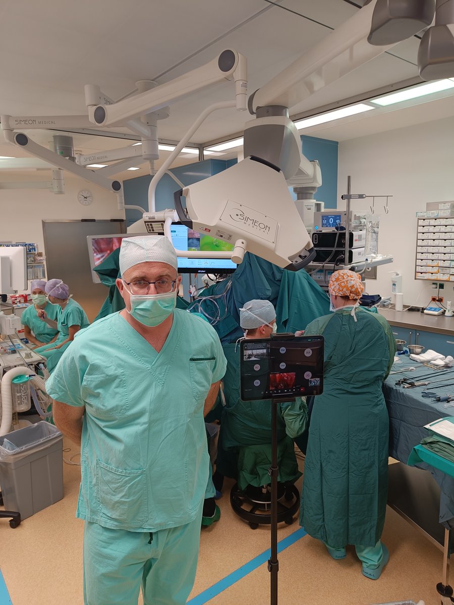 🎬 And that's a wrap! Today @FelixAigner2 performed the first surgery with a live demo of our project software for real-time endoscopic characterisation of rectal cancer.  

#AIinSurgery #minimallyinvasivesurgery