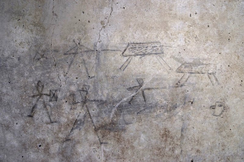 Gladiatori e cacciatori, dipinti da bambini piccoli con il carboncino sui muri di un cortile di servizio, nella casa del Cenacolo colonnato su via dell’Abbondanza a Pompei, aiutano a capire meglio l’infanzia ai tempi degli antichi romani.