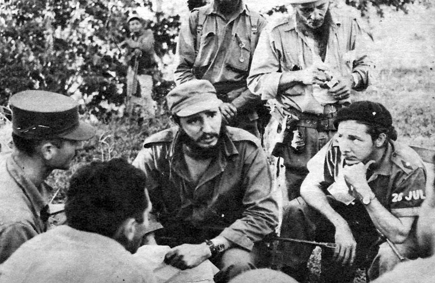 #Cuba🇨🇺Tras ocho horas de caminar entre las montañas combatientes del naciente Ejército Rebelde rodearon la noche del 27 de mayo de 1957 el cuartel de El Uvero, y comenzó así el asalto que marcaría en palabras de Ernesto Che Guevara la mayoría de edad de la guerrilla.