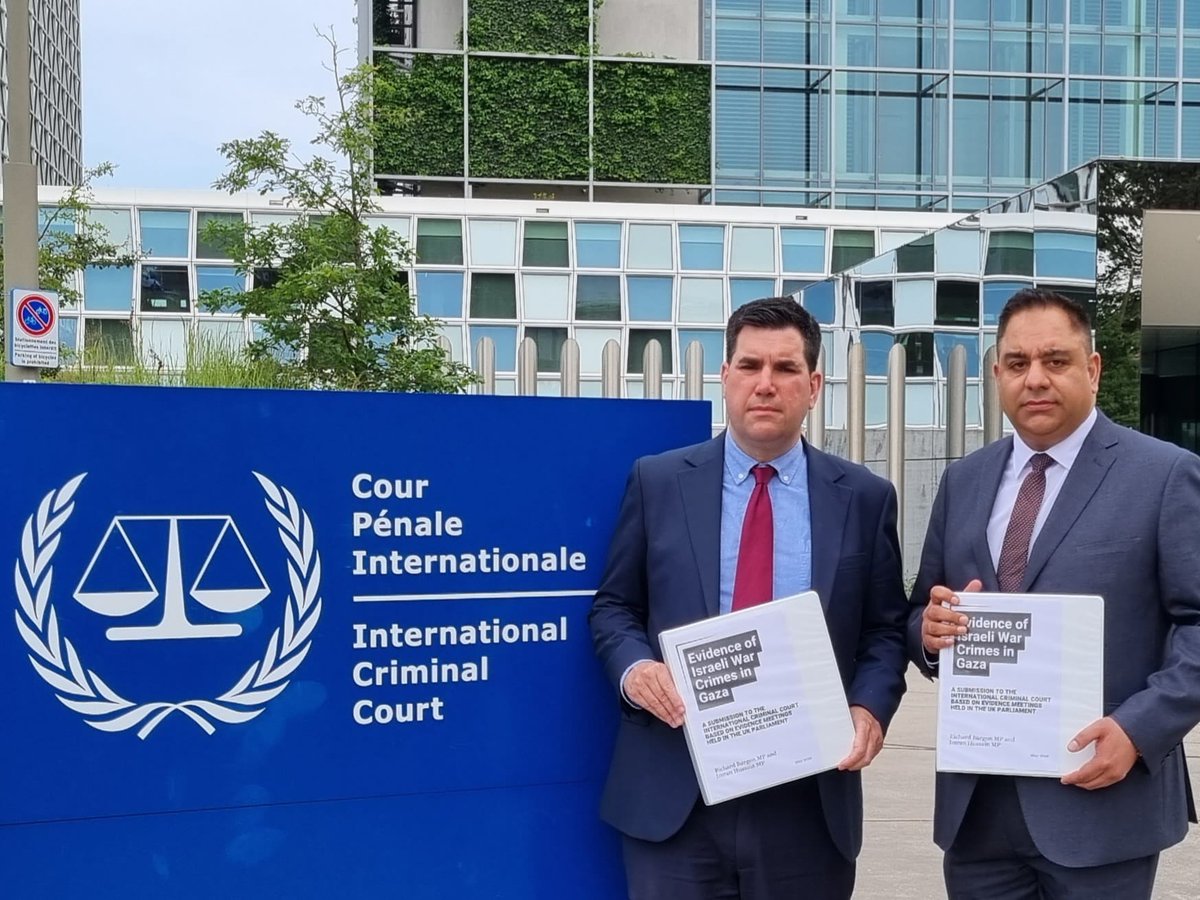 I recently went to the International Criminal Court, with my colleague @Imran_HussainMP, to deliver a dossier of evidence of Israeli war crimes in Gaza to the Prosecutor’s team, produced from a series of panels that we have organised in Parliament since January compiling this