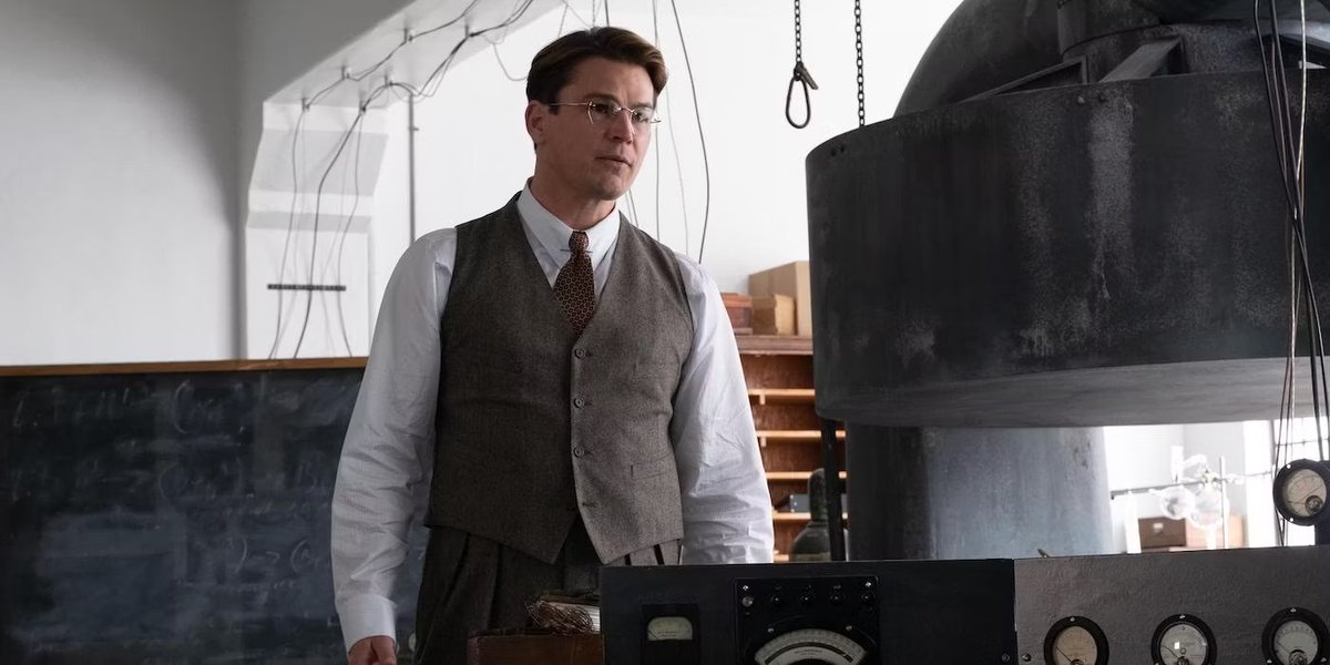 Glen Powell reveals he was up for Josh Hartnett's role in 'OPPENHEIMER' by a 'slim margin.' He's still in touch with director Christopher Nolan and has faith they'll work together on something soon. (via: gq-magazine.co.uk/article/glen-p…)