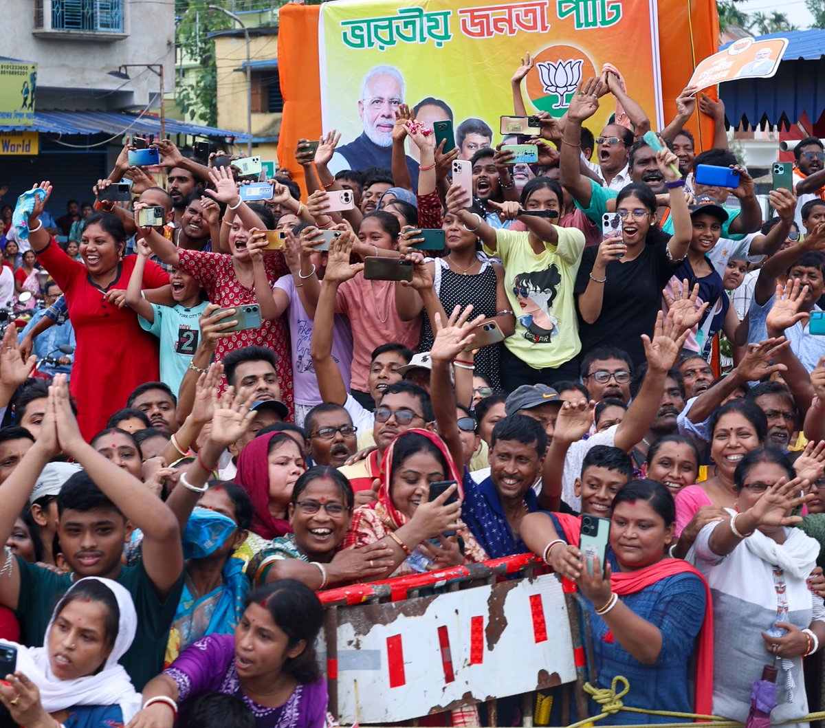 BJP4Bengal's tweet photo. গেরুয়াময় বারাসাত!

মমতা ব্যানার্জির দুর্নীতির বিরুদ্ধে আজ বাংলার মানুষ রুখে দাঁড়িয়েছে এবং মোদীজির প্রতি স্নেহ, ভালোবাসা এবং উৎসাহ ভরিয়ে দিচ্ছে, তার কিছু চিত্র বারাসাতে প্রধানমন্ত্রী শ্রী নরেন্দ্র মোদী জীর রোড শো -এর। 
#BangaalirMoneModi https://t.co/HAYvtqJh6A