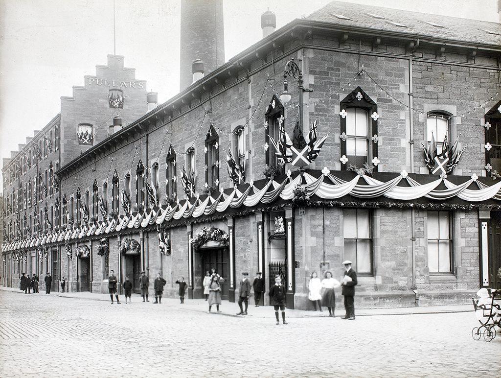 A street view of Pullars dye works on Perth's Kinnoull Street, decorated for a Royal visit in 1914.

📷 #PerthArtGallery. Ref: 1981.820.90

#ExploreYourArchive