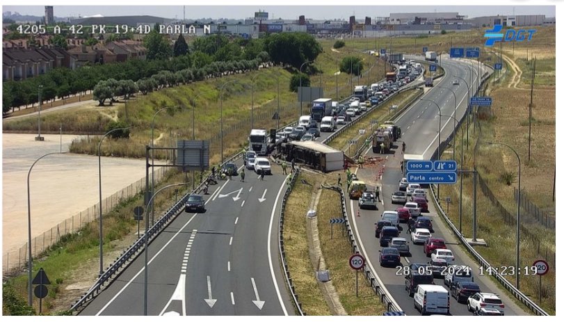 Accidente A42, km. 20 #Fuenlabrada.

Vuelco de camión que ocupa ambos sentidos provocando retenciones.

<a href="/BomberosFuenla/">Bomberos Fuenlabrada</a> y #SUMMA112 trabajando en el lugar.

Actualización en breve.

📸 <a href="/InformacionDGT/">D.G.T.</a>